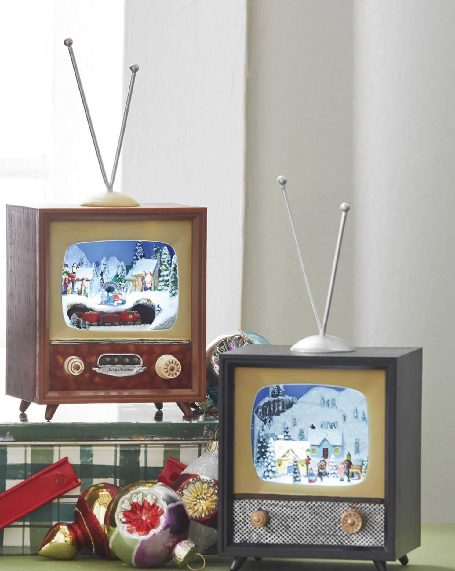 Raz 10" Animated Musical Television Christmas Decoration 3516162