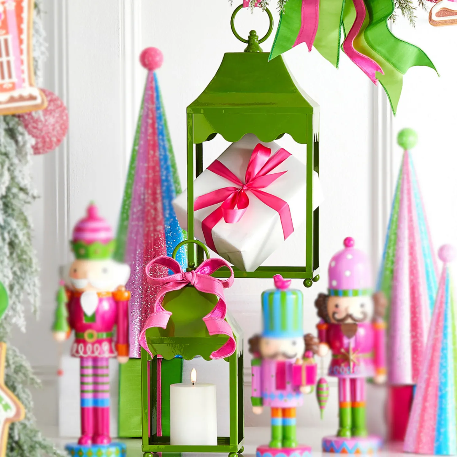 Raz 13.5" or 18" Green Lantern with Scallop Edge