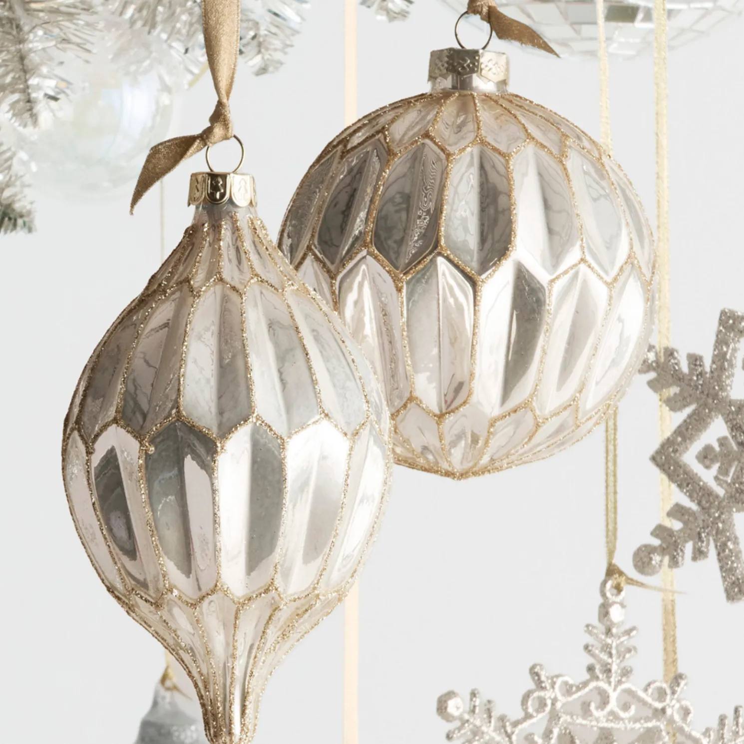 Raz 4" White Pearlescent Glass Ball or Final Christmas Ornament 4522896