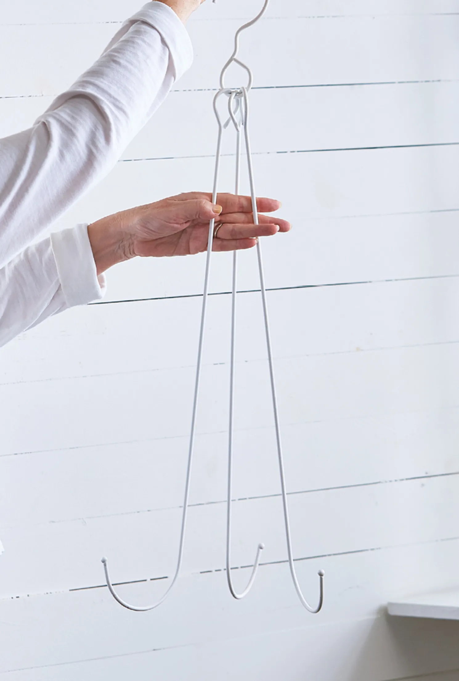 Raz 30.5" White Wreath Hanger 4228855